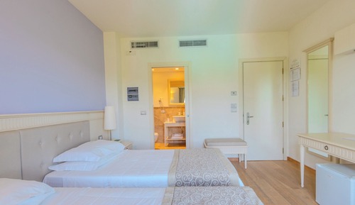 Comfort Room, 1 Queen Bed, Pets Allowed, Park View