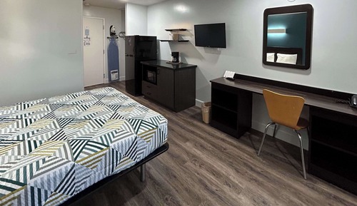 Standard Room, 1 Queen Bed, Non Smoking, Refrigerator & Microwave