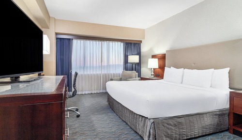 Club Room, 1 King Bed, Accessible Bathtub