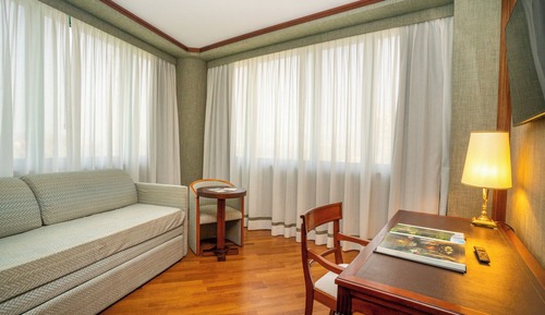 Senior Suite, 1 Queen Bed