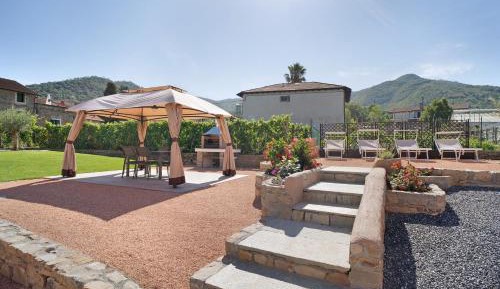 Two-Bedroom Deluxe Apartment with Garden View