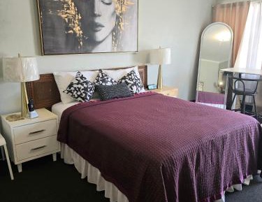 Deluxe Queen Suite