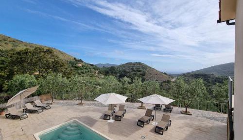 One-Bedroom Apartment with Balcony - Hotel treatment - 4.3 mi from Hotel Plaza