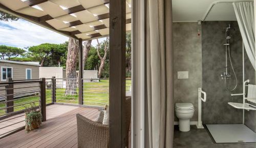 Mobile Home with Disabled Access Pool Area