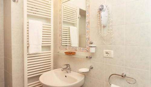 Two-Bedroom Apartment with Terrace and Garden View - Ground Floor