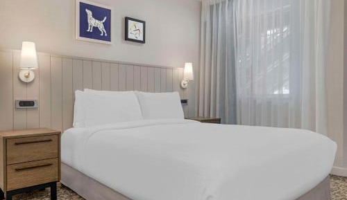 Mobility Accessible - One-Bedroom Queen Suite with Tub