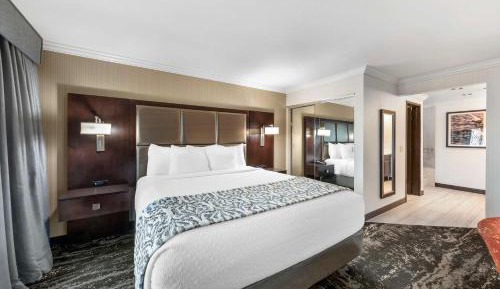 King Suite with Fireplace - Non-Smoking