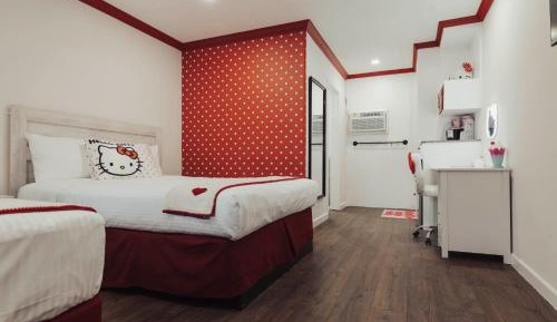 Kitty Character Suite - 2 Queen Beds