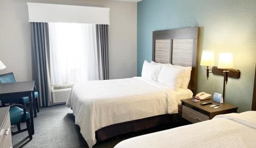 Standard Queen Room with Two Queen Beds and Fountain View - Communications Accessible