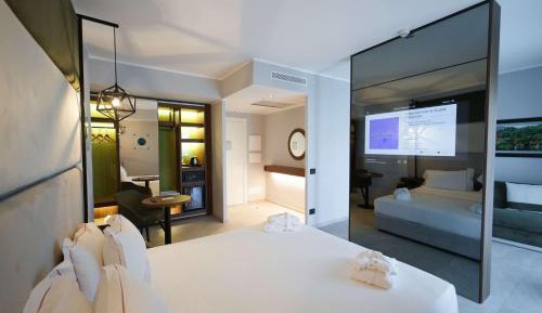 Junior Queen Suite with Sofa Bed and Private Garden - Non-Smoking
