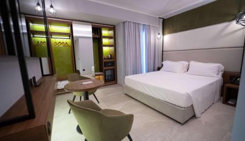 Superior Double Room with Roll-in Shower - Disability Access/Non-Smoking