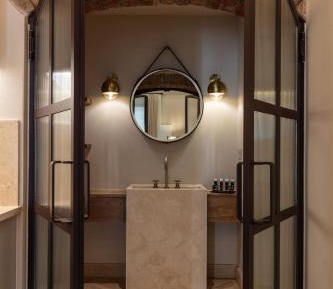 Deluxe One-Bedroom Apartment