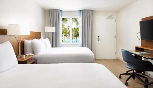 Deluxe Queen Room with Pool View