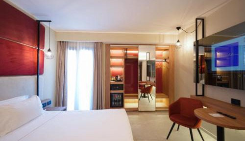 Deluxe Queen Room with Balcony - Non-Smoking