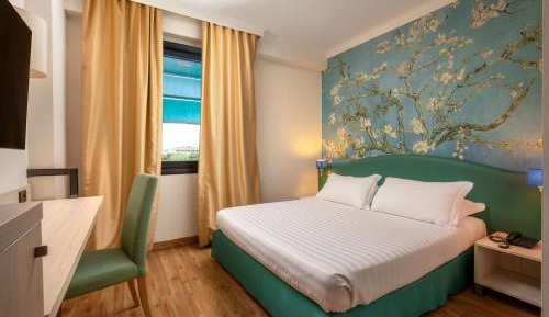 Executive Queen Room with Mini-bar - Pool View