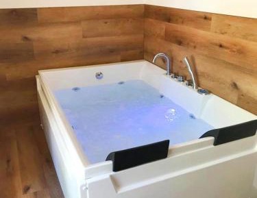 Suite with Hot Tub