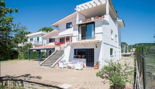 Three-Bedroom Apartment with Lake View