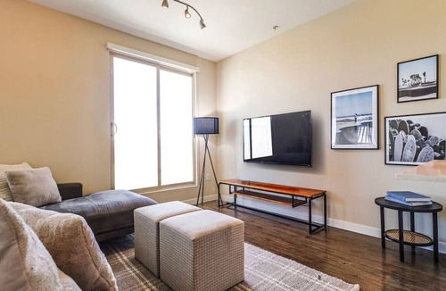 Carthay Circle Apartment | Huge and Modern 3 BDR and 2 BTH Townhouse in LA!