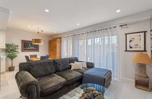 Sawtelle Condo | Cozy & Serene Brentwood Luxury Condo - 82 Walk Score -Pool/Spa