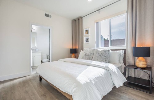 Pico-Union House | Periwinkle by AvantStay | Walk to Staples, Rooftop
