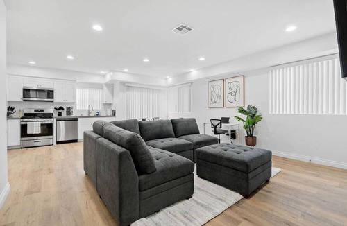 Lynwood House | Stylish New home Near DTLA, Disneyland, SOFI