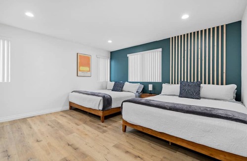 Lynwood House | Stylish New home Near DTLA, Disneyland, SOFI