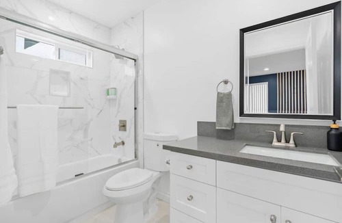 Lynwood House | Stylish New home Near DTLA, Disneyland, SOFI