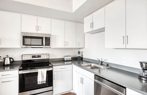 Inglewood Apartment | Tasteful Westchester 2BR w/Pool, Gym & W/D, 5 mins to LAX, by Blueground