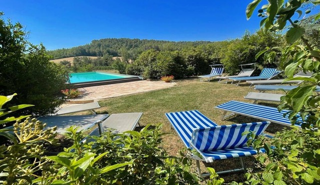 Exc beautiful villa, pool + grounds - pool house - sleeps 12 guests