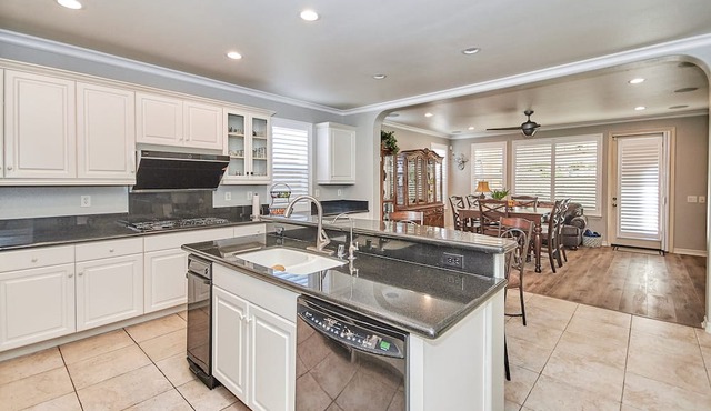 Koi Pond Oasis Luxurious Mansion King Suites In Gated community