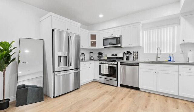 Stylish New home Near DTLA, Disneyland, SOFI