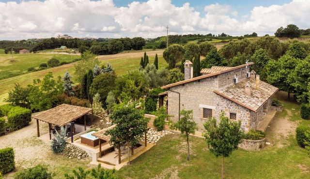 Stunning private villa for 8 people with WIFI, A/C, hot tub, TV and balcony