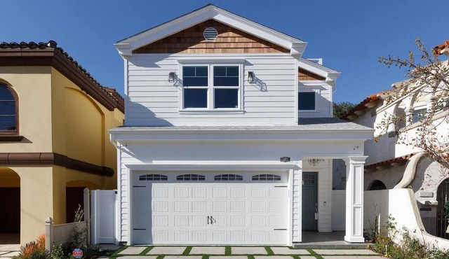 Beautiful 2 Story Right by the Canals & Ocean View Belmont Shore With Spa